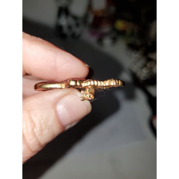 A Red Hat Society Brooch Pin Gold Tone Metal Red Enamel Feather Vintage - Picture 6 of 8